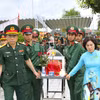 Đưa rước hài cốt liệt sỹ về truy điệu, an táng tại Nghĩa trang Liệt sỹ Tông Khao. (Ảnh: Xuân Tư/TTXVN)