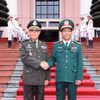 Thượng tướng Nguyễn Văn Nghĩa, Phó Tổng Tham mưu trưởng Quân đội Nhân dân Việt Nam đón Đại tướng Mao Sophan, Phó Tổng Tư lệnh Quân đội kiêm Tư lệnh Lục quân Hoàng gia Campuchia. (Ảnh: Trọng Đức/TTXVN)