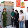 Cơ quan điều tra tống đạt các quyết định khởi tố đối với các đối tượng. (Nguồn: Công an Nhân dân)