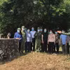 Cán bộ, chiến sỹ Đồn Biên phòng Cửa khẩu Quốc tế Tà Lùng tuyên truyền, giới thiệu đường biên, cột mốc, bảo vệ an ninh biên giới cho lãnh đạo và nhân dân biên giới huyện Quảng Hòa. (Nguồn: Báo Cao Bằng)