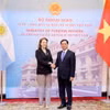 Bộ trưởng Ngoại giao Bùi Thanh Sơn đón Bộ trưởng Ngoại giao, Ngoại thương và Tôn giáo Argentina Diana Elena Mondino. (Ảnh: Lâm Khánh/TTXVN)