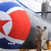 Nhà lãnh đạo Kim Jong Un thị sát một cơ sở tàu ngầm. 