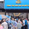 Nhiều người dân xếp hàng mua vàng tại Trung tâm vàng bạc đá quý SJC phố Trần Nhân Tông. (Ảnh: Hoàng Hiếu/TTXVN)