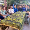 Đại sứ Việt Nam tại Israel Lý Đức Trung (thứ 3, trái sang) thăm hỏi các tu nghiệp sinh và lao động Việt Nam tại Israel. (Ảnh: Vũ Hội/TTXVN)