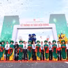 Chủ tịch Quốc hội Trần Thanh Mẫn và các đại biểu cắt băng thông xe cầu Bến Rừng. (Ảnh: Văn Điệp/TTXVN)