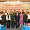 Đại tướng Phan Văn Giang, Ủy viên Bộ Chính trị, Phó Bí thư Quân ủy Trung ương, Bộ trưởng Bộ Quốc phòng và lãnh đạo các cơ quan thông tấn, báo chí tại buổi gặp mặt. (Ảnh: Trọng Đức/TTXVN)
