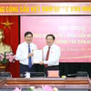 Ông Phan Đình Trạc, Ủy viên Bộ Chính trị, Bí thư Trung ương Đảng, Trưởng Ban Nội chính Trung ương trao Quyết định của Bộ Chính trị cho ông Nguyễn Hữu Đông. (Ảnh: Phương Hoa/TTXVN)