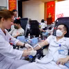 Cán bộ, nhân viên của Viện Huyết học-Truyền máu Trung ương tham gia hiến máu tình nguyện. (Ảnh: Minh Quyết/TTXVN)