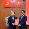 Ông Hồ Xuân Trường (trái) nhận quyết định điều động, chỉ định giữ chức Phó Bí thư Tỉnh ủy Đắk Nông, nhiệm kỳ 2020-2025. (Ảnh: Hưng Thịnh/TTXVN)