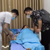 Công nhân Công ty Trách nhiệm hữu hạn Shinwon được chăm sóc tại Bệnh viện Hữu nghị Lạc Việt. (Ảnh: Hoàng Hùng/TTXVN)