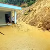 Trụ sở Trạm y tế xã Quang Phong (huyện Na Rì) bị khoảng 150m3 đất, đá từ taluy dương sạt lở tràn vào. (Ảnh: TTXVN phát)