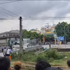 Theo một số nhân chứng, xe tải va chạm với xe máy, các nạn nhân tử vong do bị ép sát vào thành cầu. (Nguồn: Fanpage Săn Tin)