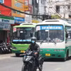 Người dân bịt kín khi lưu thông bằng xe máy trên đường ở Thành phố Hồ Chí Minh. (Ảnh: Hồng Đạt/TTXVN)