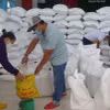 Xuất, cấp gạo cho người dân. (Nguồn: TTXVN)