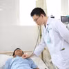 Bác sỹ kiểm tra sức khỏe cho bệnh nhân. (Ảnh: TTXVN phát)