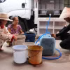 Người dân đến lấy nước tại điểm cấp nước ấp Pháo Đài, xã Phú Tân, huyện cù lao Tân Phú Đông. (Ảnh: Minh Trí/TTXVN)