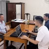 Công an thẩm vấn đối tượng Mai Văn Hà. (Ảnh: TTXVN phát)