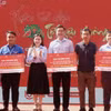 Trao bảng biểu trưng gói bảo trợ dài hạn cho 371 trẻ em mồ côi do COVID-19 trên địa bàn Đồng Nai, Bình Dương và Thành phố Hồ Chí Minh. (Ảnh: Lê Xuân/TTXVN)