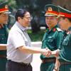 Thủ tướng Phạm Minh Chính đến thăm cán bộ, chiến sỹ Bộ Chỉ huy Quân sự tỉnh Đắk Lắk. (Ảnh: Dương Giang/TTXVN)