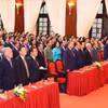 Lãnh đạo, nguyên lãnh đạo Đảng, Nhà nước và các đại biểu thực hiện nghi lễ chào cờ tại Lễ kỷ niệm. (Ảnh: Văn Điệp/TTXVN)