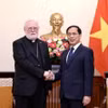 Bộ trưởng Ngoại giao Bùi Thanh Sơn tiếp Tổng Giám mục Paul Richard Gallagher, Bộ trưởng Ngoại giao Tòa thánh Vatican. (Ảnh: Lâm Khánh/TTXVN)