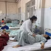 Các bác sỹ Bệnh viện Đa khoa khu vực Long Khánh điều trị cho bệnh nhân nhập viện nghi ngộ độc thực phẩm sau khi ăn bánh mỳ thịt. (Ảnh: Lê Xuân/TXVN)