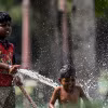 Trẻ em chơi đùa với nước trong ngày nắng nóng tại New Delhi, Ấn Độ, ngày 31/5. (Ảnh: AFP/TTXVN)