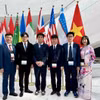 Đội tuyển Việt Nam gồm 4 học sinh (đứng giữa trong ảnh) tham dự Olympic Sinh học quốc tế năm 2024. (Nguồn: Bộ Giáo dục và Đào tạo)