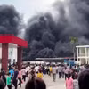 Ban đầu đám cháy nhỏ, sau đó lan rộng ra cả nhà để xe, khói đen bốc lên cao hàng chục mét. (Ảnh: TTXVN phát)