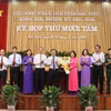Lãnh đạo tỉnh Bắc Ninh tặng hoa chúc mừng bà Nguyễn Hương Giang (thứ 6 từ phải) đã hoàn thành nhiệm vụ Chủ tịch Ủy ban Nhân dân tỉnh. (Ảnh: Thanh Thương/TTXVN)