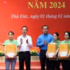 Chủ tịch nước Võ Văn Thưởng tặng quà cho công nhân, người lao động, gia đình có hoàn cảnh khó khăn. (Ảnh: Thống Nhất/TTXVN)