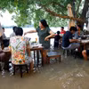 Thực khách dùng bữa tại một nhà hàng trên nước lũ ở nhà hàng ven sông ở Nonthaburi gần Bangkok. (Nguồn: Reuters)