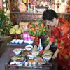 Chuẩn bị mâm cỗ Tết truyền thống Hà Nội. (Ảnh: Đinh Thị Thuận/TTXVN)