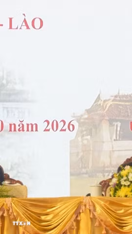 Thứ trưởng Bộ Ngoại giao Việt Nam Ngô Lê Văn và Thứ trưởng Bộ Ngoại giao Lào Anouparb Vongnorkeo đồng chủ trì Hội nghị. (Ảnh: TTXVN phát)