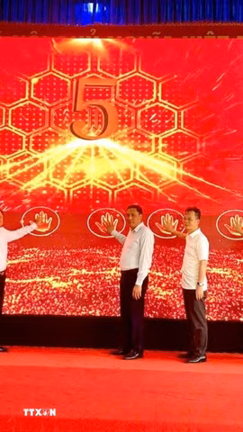 Lãnh đạo tỉnh, xã và thôn thực hiện nghi thức ra mắt mô hình “Thôn số” tại thôn 4, xã Bát Xát, tỉnh Lào Cai. (Ảnh: TTXVN phát)