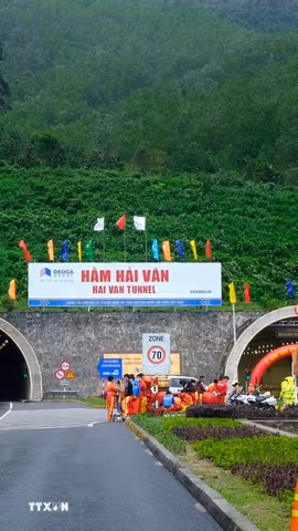 Hai ống hầm 1 và 2 tại khu vực phía Nam hầm Hải Vân. (Ảnh: Quốc Dũng/TTXVN)
