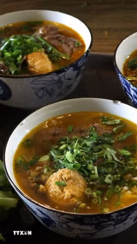 Món Bún bò Huế. (Ảnh: Văn Dũng/TTXVN)