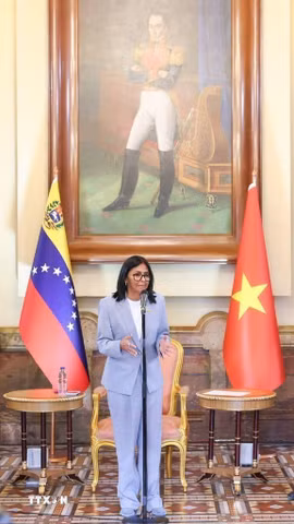 Quyền Tổng thống Venezuela Delcy Rodríguez phát biểu tại sự kiện. (Ảnh: Phủ Tổng thống Venezuela/TTXVN phát)