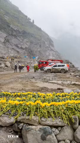 Đặt hoa tưởng niệm các nạn nhân thiệt mạng sau trận lũ quét tại khu vực Gyirong thuộc Khu tự trị Tây Tạng, Trung Quốc. (Ảnh: THX/TTXVN phát)