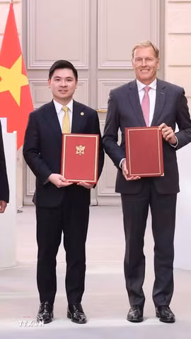 Tổng Bí thư, Chủ tịch nước Tô Lâm và Tổng thống Pháp Emmanuel Macron chứng kiến trao văn kiện và thỏa thuận hợp tác giữa hai nước. (Ảnh: Thống Nhất/TTXVN)