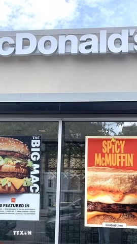 McDonald’s được cho là sử dụng một "hệ thống định giá" vận hành bằng AI để thiết lập giá thực đơn. (Ảnh: Ngọc Quang/TTXVN)