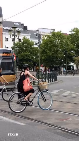 Giao thông tại một tuyến phố chính ở thủ đô Brussels, Bỉ. (Ảnh: Hương Giang/TTXVN)