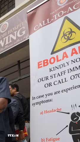 Bảng thông tin cảnh báo dịch Ebola tại bệnh viện Nairobi ở thủ đô Nairobi, Kenya. (Ảnh: THX/TTXVN phát)