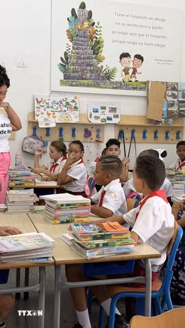 Cô và trò trong ngày đầu năm học mới tại Trường tiểu học Rafael María de Mendive ở thủ đô La Habana (Cuba). (Ảnh: Ngọc Duy/TTXVN)