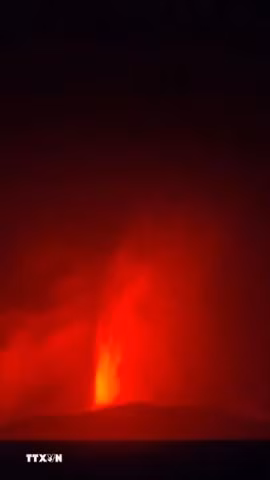 Ảnh núi lửa Anak Krakatau phun trào mạnh do phóng viên ảnh Muhammad Bagus Khoirunas của hãng thông tấn ANTARA chụp trước khi mất liên lạc. (Ảnh: TTXVN phát)