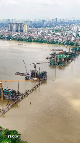 Toàn cảnh các mũi thi công phần cầu chính dự án cầu Trần Hưng Đạo trên sông Hồng. (Ảnh: Trung Nguyên/TTXVN)