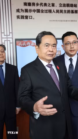 Chủ tịch Quốc hội Trần Thanh Mẫn trao đổi cách làm sáng tạo trong việc lắng nghe ý kiến quần chúng nhân dân đóng góp vào các dự thảo văn bản pháp luật. (Ảnh: Quang Hưng/TTXVN)