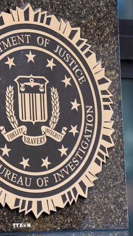 Biểu tượng FBI tại trụ sở ở Washington, D.C., Mỹ. (Ảnh: THX/TTXVN)