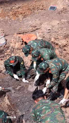 Cán bộ, chiến sỹ Đội tìm kiếm, quy tập hài cốt liệt sỹ làm việc tại địa điểm khai quật khu B của Công viên Lê Thị Riêng. (Ảnh: Xuân Khu/TTXVN)
