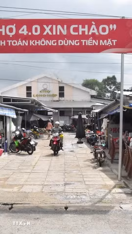 Chợ Long Hiệp triển khai mô hình “Chợ 4.0,” khuyến khích tiểu thương và người dân thanh toán không dùng tiền mặt. (Ảnh: Thanh Hòa/TTXVN)